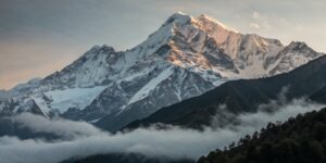 Paysage montagneux luxueux avec des sommets enneigés, un lac alpin serein et une lumière dorée, symbolisant la tranquillité, l'exclusivité et la sophistication | Pinnacle Experiences