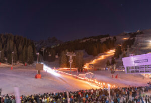 Réservez votre descente aux flambeaux avec des moniteurs de ski | Pinnacle Experiences